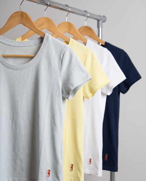 T-shirt HALIA in palette mediterranea su stampella